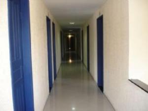 博阿维斯塔法拉利酒店的走廊的走廊,设有蓝色门和白色墙壁