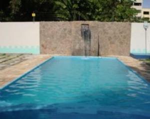 博阿维斯塔法拉利酒店的蓝色的游泳池,设有喷泉
