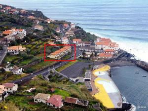 蓬塔德尔加达CASAS MARE , Ponta Delgada, Madeira的海洋旁小镇的空中景观
