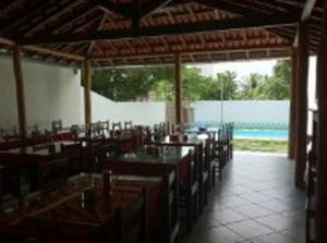博阿维斯塔法拉利酒店的一间带桌椅的餐厅和一个游泳池