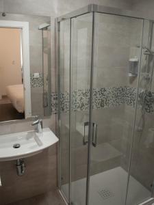 奥尔韦加Hostal Gargal的带淋浴和盥洗盆的浴室