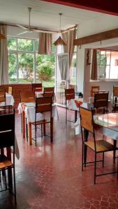 梅洛Residencial Castelar的用餐室设有桌椅和窗户。