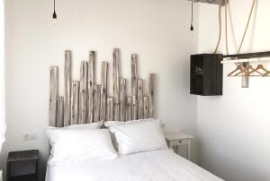 奥尔韦加Hostal Gargal的卧室配有白色的床和木制床头板