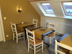ElsegemB&B 22的用餐室设有2张桌子和椅子以及窗户。