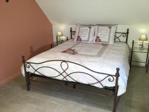 ElsegemB&B 22的一间卧室配有带白色床单和枕头的床。