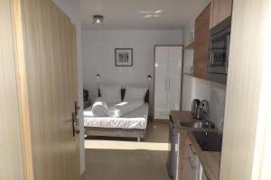 卡尔维亚Willa Port的卧室配有带白色床单和水槽的床