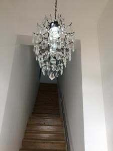 萨尔堡ValentinaPlace的吊灯挂在房子的楼梯上