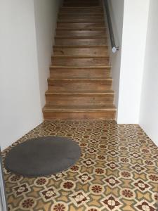萨尔堡ValentinaPlace的走廊设有瓷砖地板、地毯和楼梯