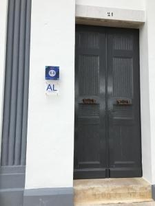 萨尔堡ValentinaPlace的建筑物一侧的两扇黑色门