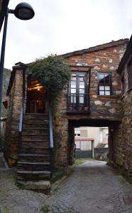 戈伊什Casa da Cerejinha的一座石头建筑,有楼梯通往