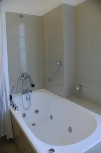 Dolores埃斯皮尼约酒店的一间带大浴缸和水槽的浴室