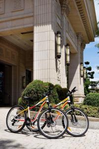 花莲市福容大饭店的停放在大楼前的两辆自行车