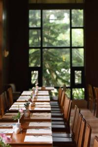 花莲市福容大饭店的一张长桌,房间带椅子和窗户