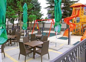 萨格勒布卡利普索酒店 的一间带桌椅的餐厅和游乐场