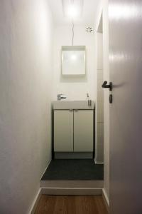 辛特拉辛特拉二人角落公寓的一间带水槽和镜子的浴室