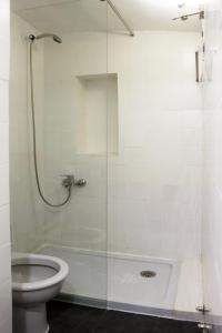 辛特拉辛特拉二人角落公寓的带淋浴和卫生间的浴室