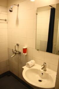 古瓦哈提格尔瓦哈提酒店的一间带水槽和镜子的浴室
