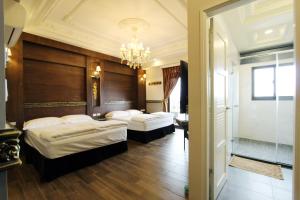 花莲市法朵民宿的酒店客房设有两张床和吊灯。
