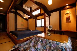 高山山里草冈日式旅馆的卧室配有一张床和一张桌子