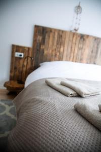 法尔肯堡Bed & Breakfast De Plenkert的一间卧室配有一张带木制床头板的床