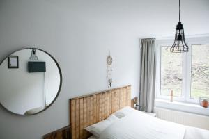 法尔肯堡Bed & Breakfast De Plenkert的一间带大镜子和床的卧室