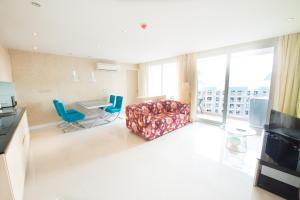 南芭堤雅芭堤雅加勒比海度假酒店的客厅配有沙发和桌子