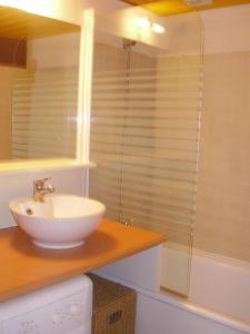 比亚里茨studio Victoria Surf Biarritz的一间带水槽和玻璃淋浴的浴室