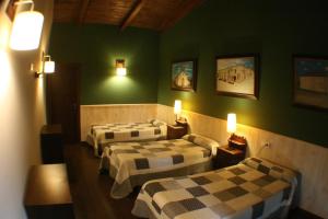 萨里亚卡萨巴尔巴德罗旅馆的带绿色墙壁的客房内的三张床