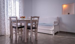 TriovasálosMatilda Milos - Cycladic Living的卧室配有一张桌子和椅子,位于床边