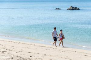 高兰兰塔自然海滩度假村的海滩上行走的男人和女人