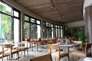 纳苏格布彼酷德洛洛公寓的用餐室设有桌椅和窗户。