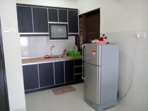 Bandar Puncak Alam庞克阿兰阿尔曼达公寓的厨房配有冰箱和水槽