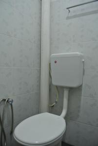 珍南海滩兰卡威波浪宾馆的一间位于客房内的白色卫生间的浴室