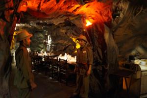 班加罗尔总统酒店的两个男人站在一个洞穴的桌子前