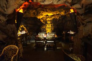 班加罗尔总统酒店的洞穴内带桌椅的餐厅