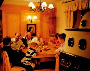 哈特贝格施雷纳斯伯格霍夫酒店的一群坐在桌子旁吃饭的人