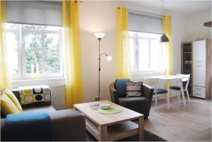 萨斯尼茨Ferienwohnung in Sassnitz的客厅配有沙发和桌子