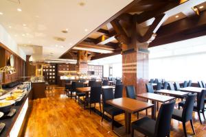 札幌东急札幌卓越大酒店的一间带木桌椅的餐厅和一间酒吧