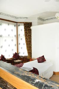 达灵顿Balmoral Guest House的酒店客房设有两张床和窗户。