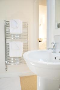达灵顿Balmoral Guest House的白色的浴室设有水槽和镜子