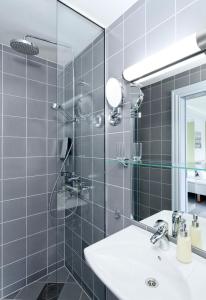 卑尔根克劳斯特哈根酒店的带淋浴、水槽和镜子的浴室