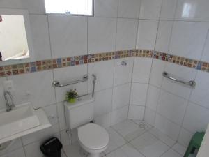 乌巴雅拉Pousada Sitio Costa Verde的白色的浴室设有卫生间和水槽。