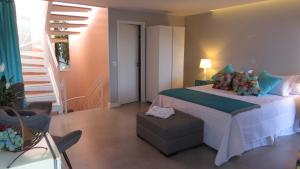 圣若热岛卡萨达思弗洛雷斯旅馆的一间卧室设有一张床,楼梯位于卧室内
