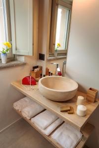 内伊韦博尔格斯卡梅雷套房旅馆的木制架子上设有大碗水槽的浴室