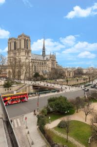 巴黎埃斯梅拉达酒店的享有圣母大教堂的景色,设有双层公共汽车