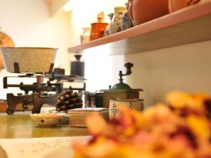 拉古多Haus Gilli的厨房配有带碗和盘子的台面