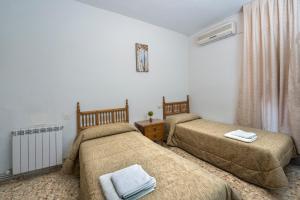 托莱多圣巴巴拉旅馆的一间卧室设有两张床和散热器