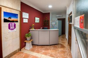 托莱多圣巴巴拉旅馆的办公室,有柜台和红色墙壁
