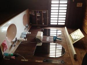 南砺友四郎民宿旅馆的享有带水槽和镜子的浴室的顶部景致