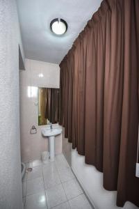 圣巴巴拉旅馆的一间浴室